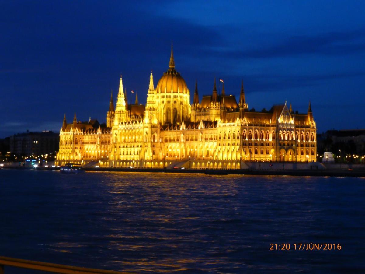 Elegant Apartment With Buda Castle View Budapest Exterior foto